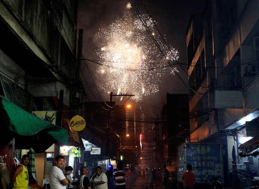 Cada país celebra a su manera la llegada del año nuevo. Mientras que en España, las doce campanadas de la Puerta del Sol y las míticas uvas marcan el cambio de año, la mayoría de países del resto del mundo lanzan fuegos artificiales para dar la bienvenida al año que entra. Taiwán, China, Japón, Nueva Zelanda, Corea del Norte... Todos ellos han hecho la tradicional cuenta atrás hasta las 12 en punto, hora a la que han lanzado la pirotecnia.