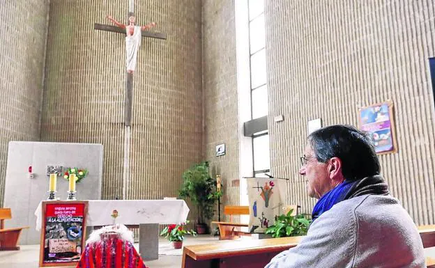 Emiliano Tapia, sentado en uno de los bancos de la iglesia de Buenos Aires, llamada Santa María de Nazaret.