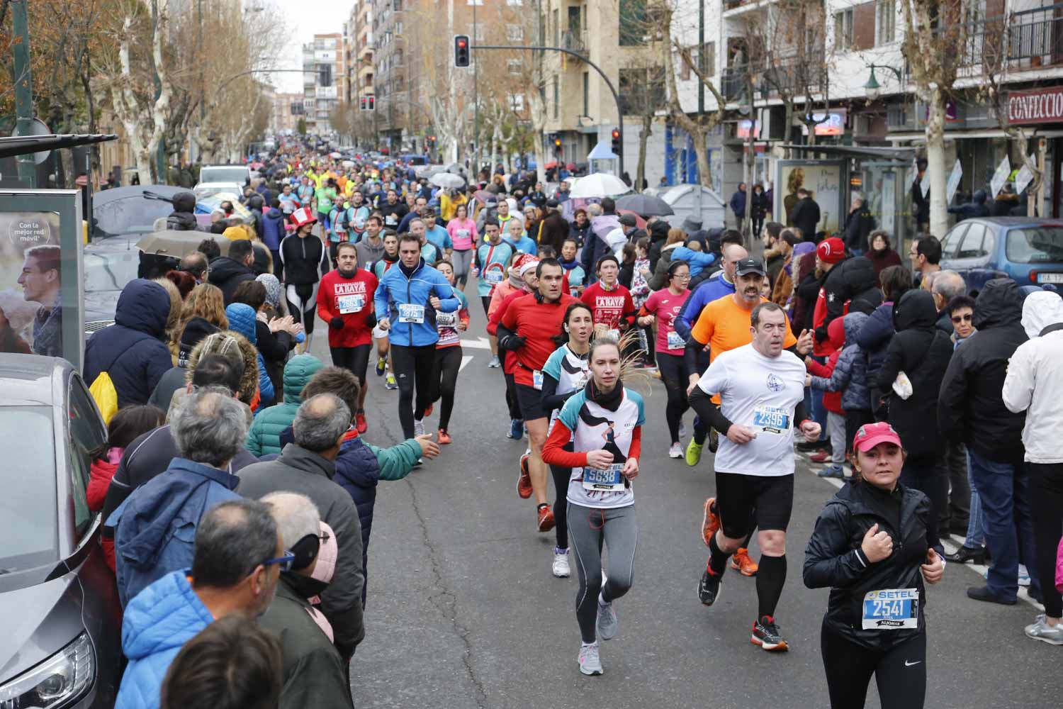 Participantes y disfraces en la San Silvestre de Salamanca