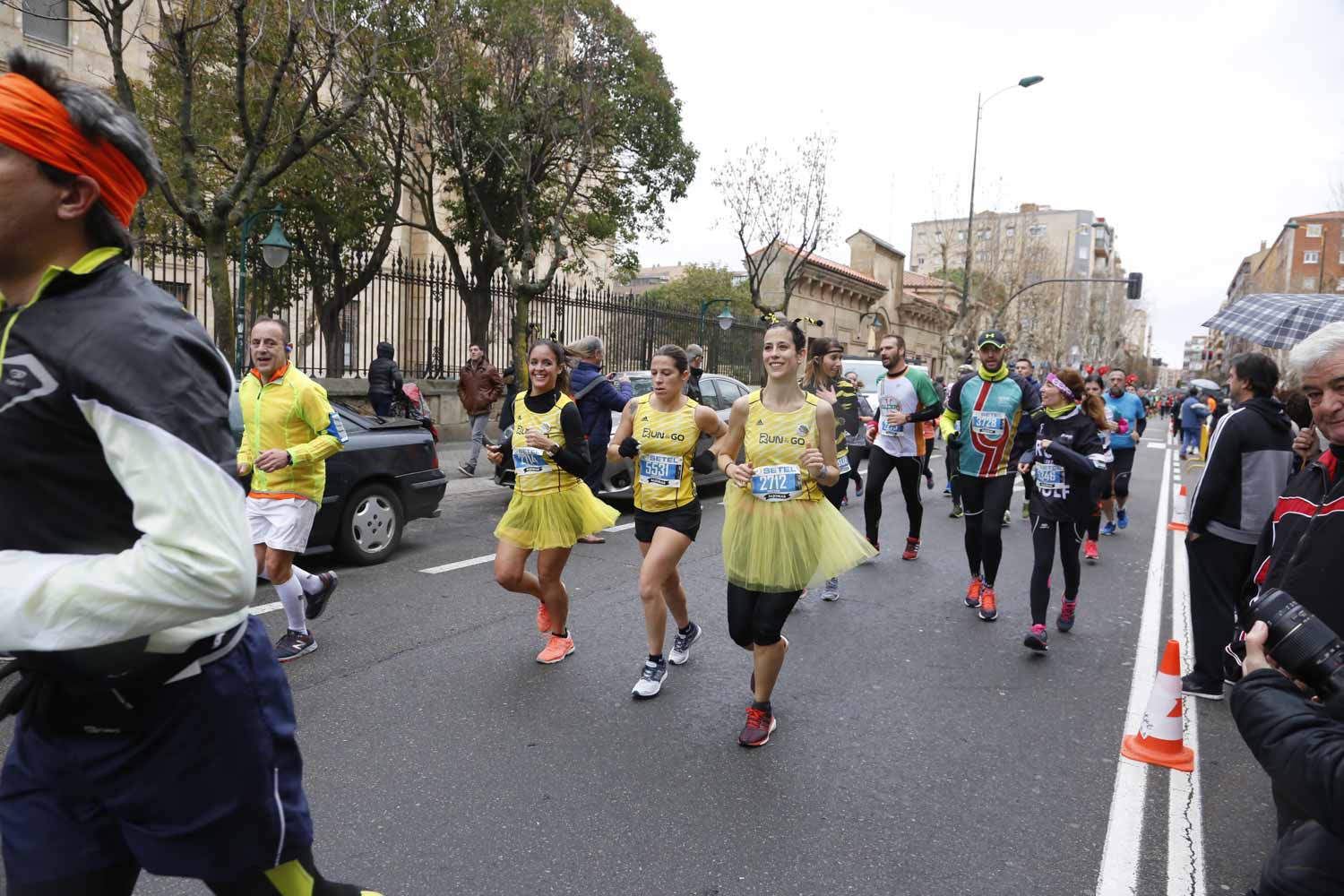 Participantes y disfraces en la San Silvestre de Salamanca