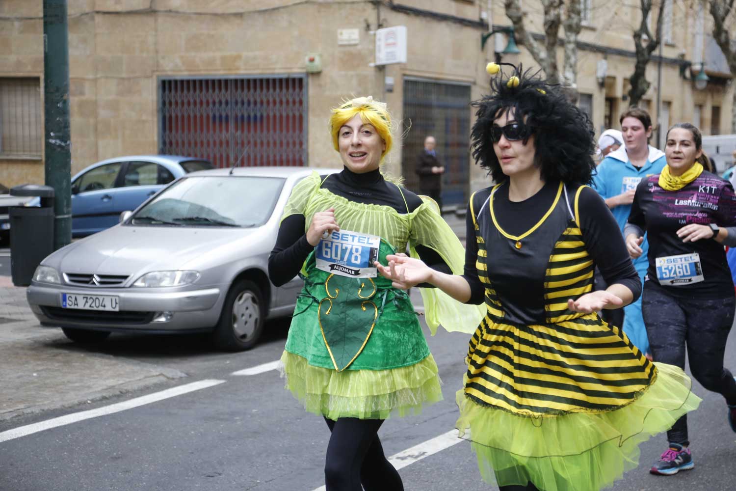 Participantes y disfraces en la San Silvestre de Salamanca