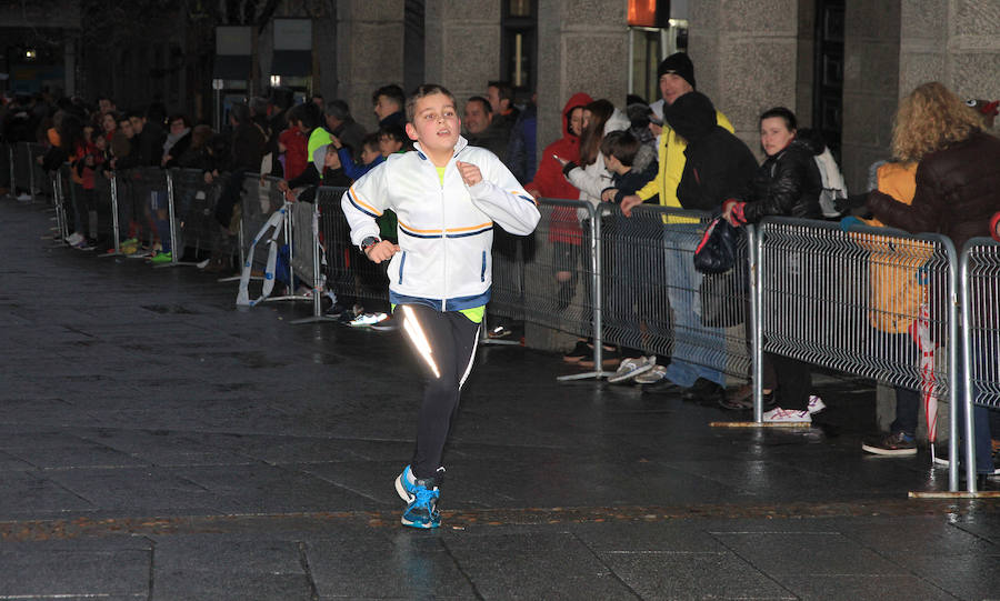 La carrera de Fin de Año de Segovia es una fiesta. El mal tiempo, la lluvia, las fuertes rechas de viento que iban aguar la carrera, no lo consiguieron