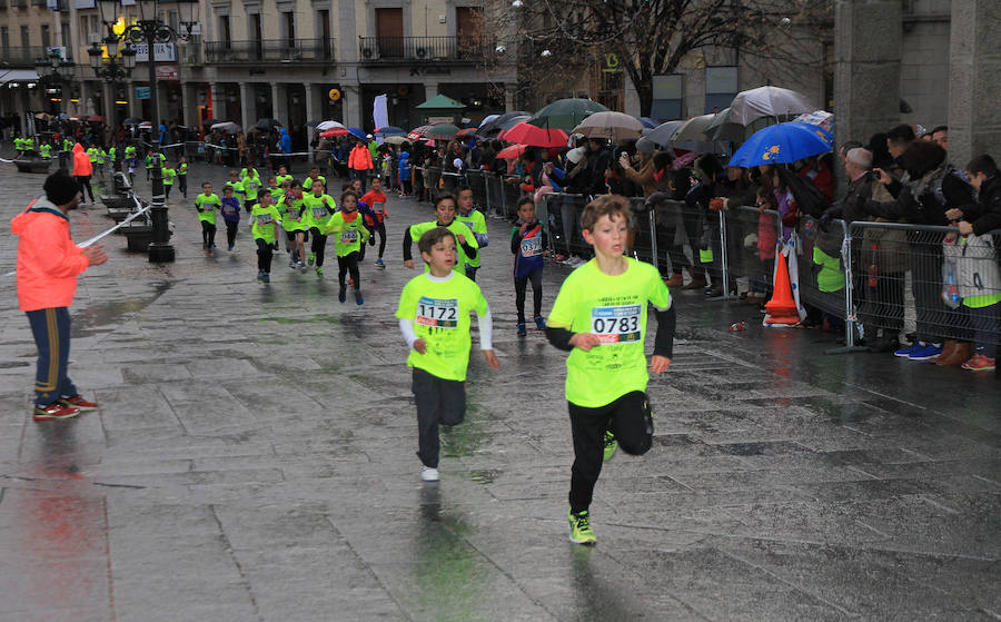 La carrera de Fin de Año de Segovia es una fiesta. El mal tiempo, la lluvia, las fuertes rechas de viento que iban aguar la carrera, no lo consiguieron