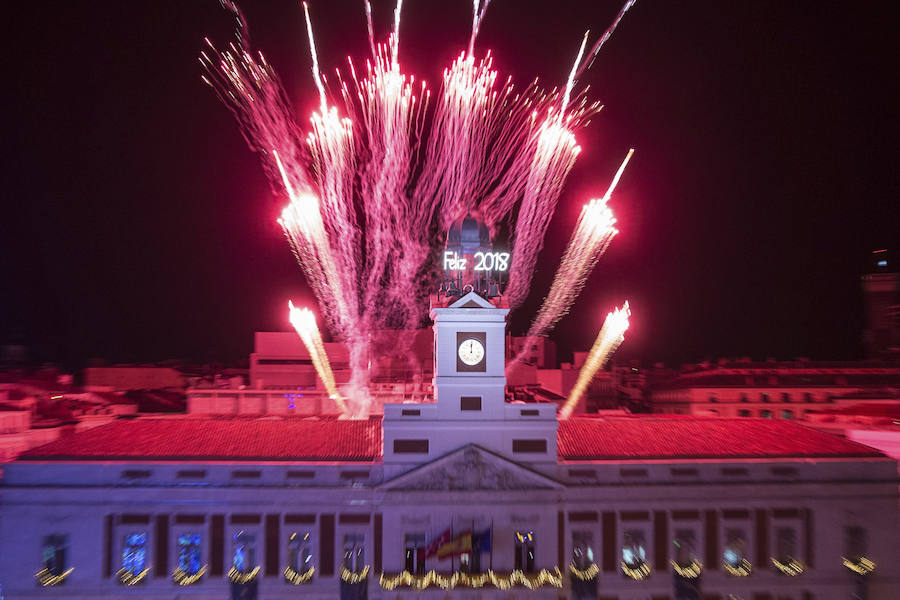 El nuevo año se recibe en Madrid entre fuegos artificiales y medidas de seguridad que limitaron a 20.000 personas el aforo para contemplar las campanadas en la Puerta del Sol.