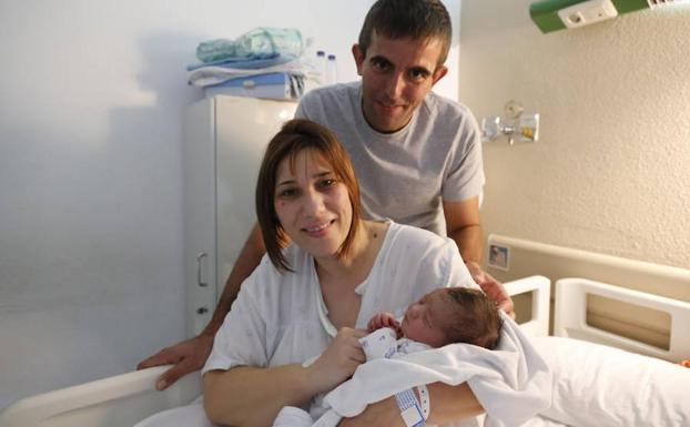 Daniela, nació a las 2.57, pesó 2,880 gr y es hija de Teresa y Raúl, primer bebé nacido en Salamanca en 2018.