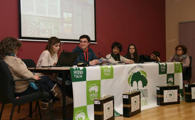 Miembros de la asociación San Benito de Gallegos presentan la revista.