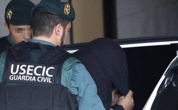 'El Chicle' es trasladado por agentes de la Guardia Civil. 