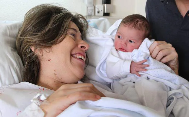 La pequeña y su madre se miran felices. 