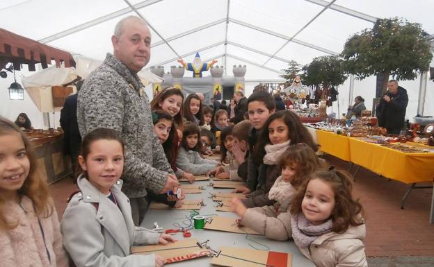 Participantes en el taller de pulseras dentro de la carpa.