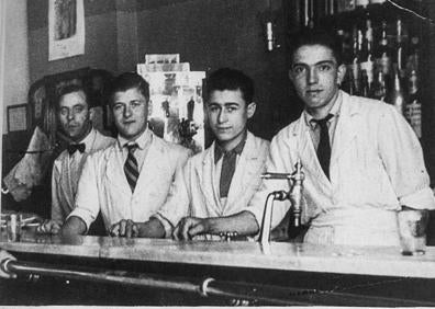 Imagen secundaria 1 - Plaza de San Juan y un grupo de camareros y albañiles. 