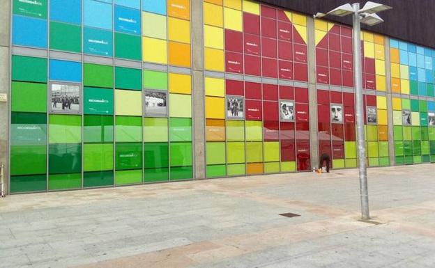 Mural de la plaza de la Concordia en honor a las víctimas del terrorismo.