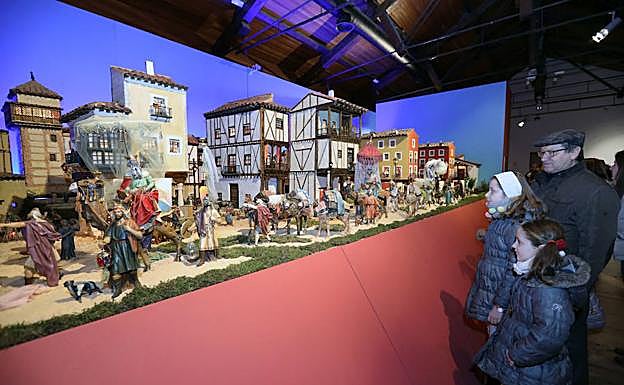 Unas niñas observan el belén, en el Centro Cultural. 