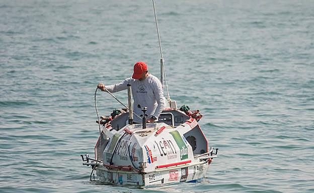 Ramón Gutiérrez prepara la embarcación. 