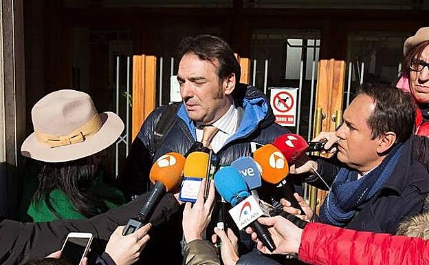 El abogado de la joven supuestamente agredida sexualmente por tres exjugadores de la Arandina C. F. , Fernando García Puertas, hace declaraciones a los medios de comunicación. 