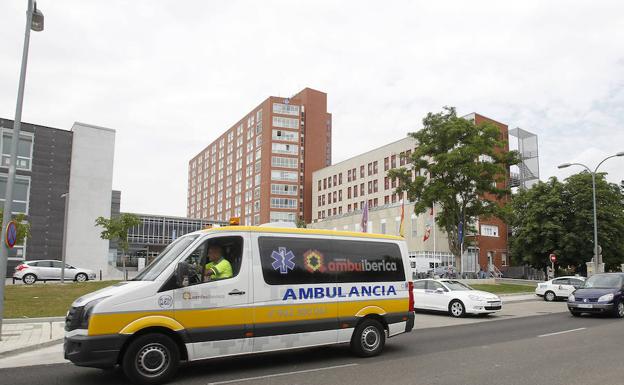 Una ambulancia, en el entorno del Hospital Río Carrión. 