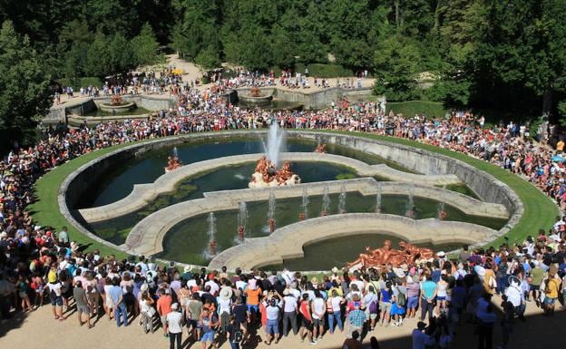 El público rodea una de las fuentes monumentales del Palacio de La Granja el día de san Luis.