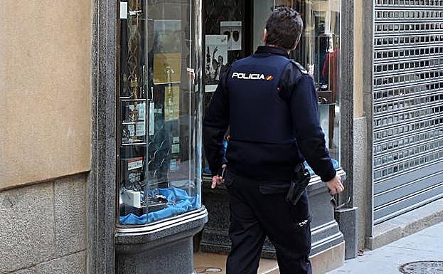 Un agente de la Policía Nacional patrulla por el centro de Segovia. 