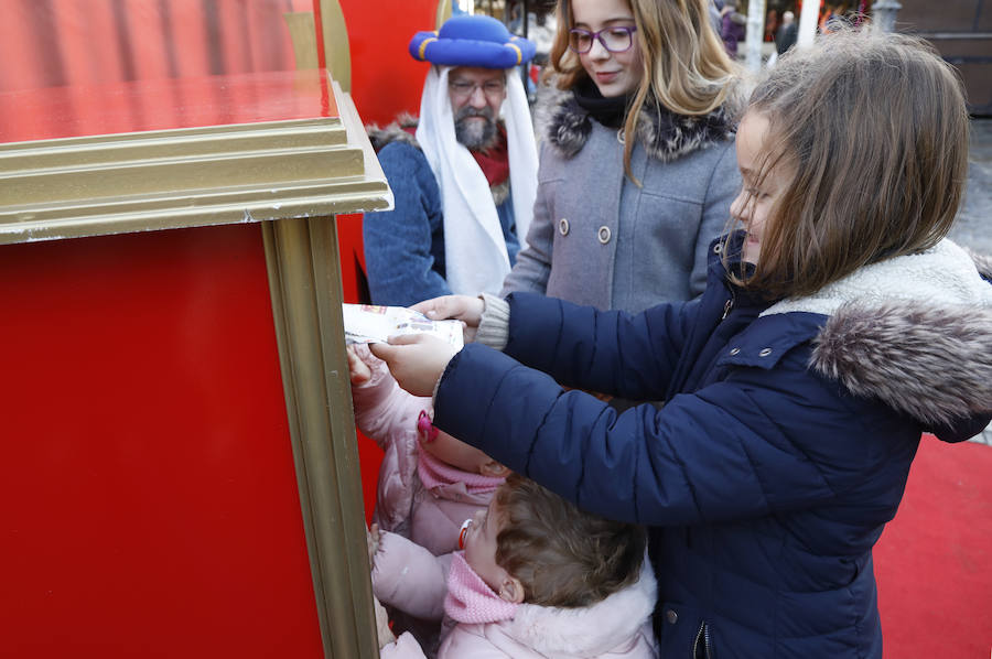 Los niños palentinos entregan sus cartas al paje de los Reyes Magos