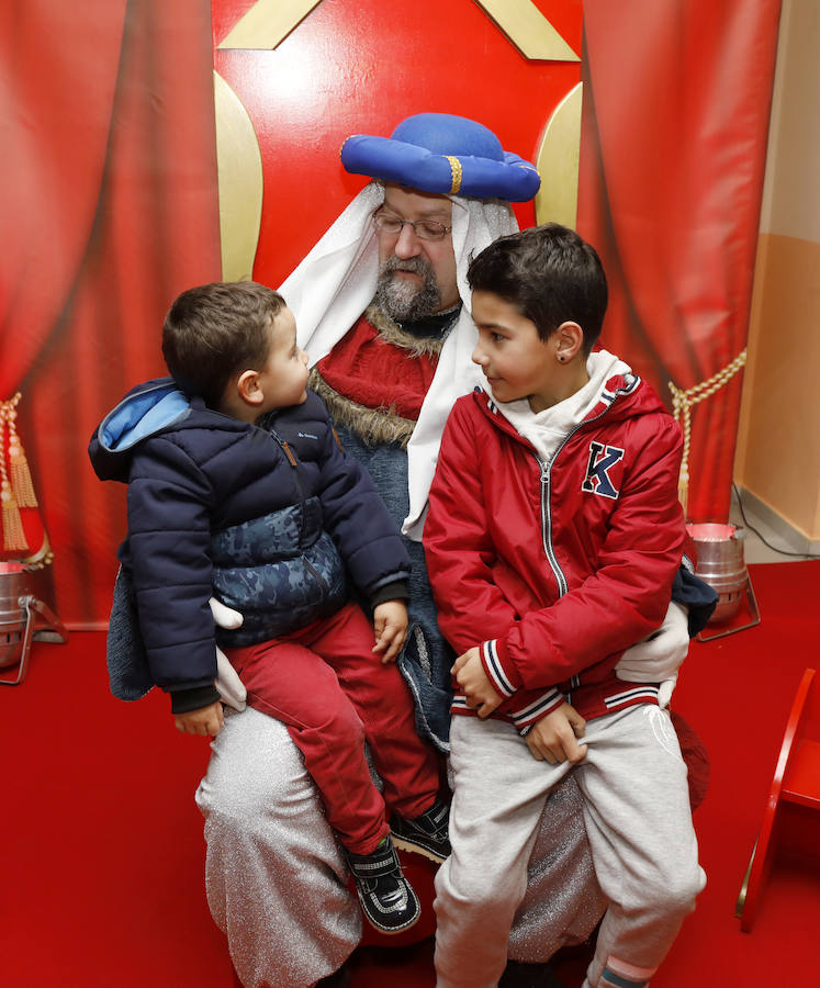 Los niños palentinos entregan sus cartas al paje de los Reyes Magos