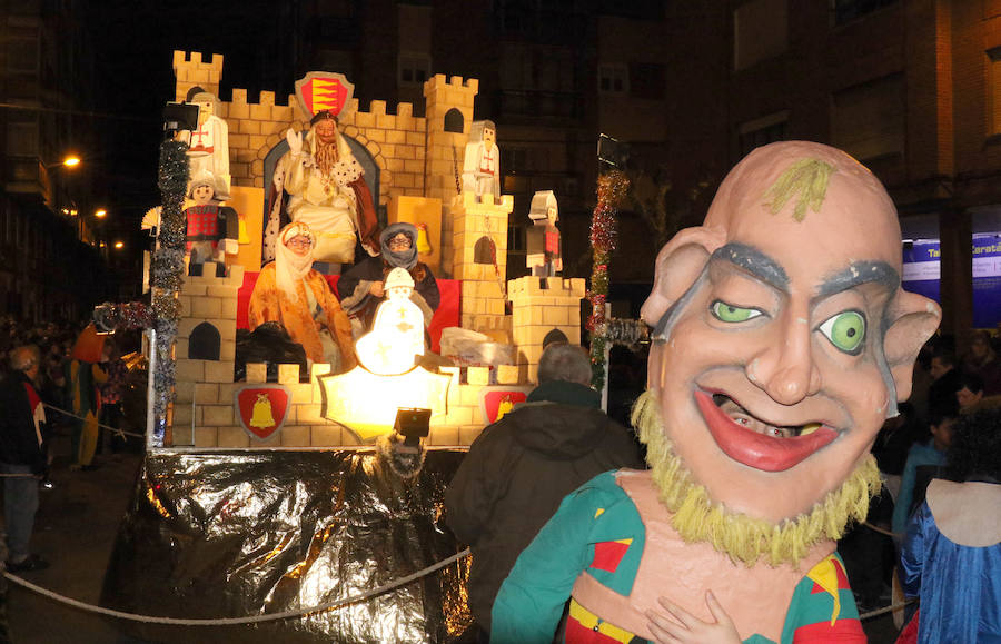 La cabalgata sin camellos ha recorrido, este jueves y un año más, las calles del barrio de Pajarillos.