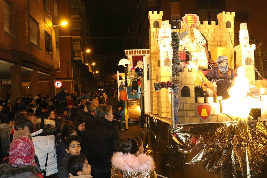 La cabalgata sin camellos ha recorrido, este jueves y un año más, las calles del barrio de Pajarillos.