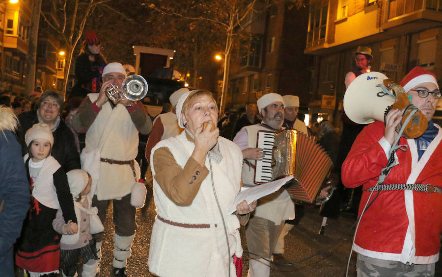 La cabalgata sin camellos ha recorrido, este jueves y un año más, las calles del barrio de Pajarillos.