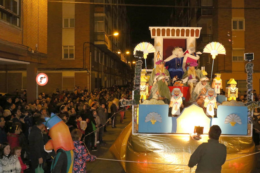 La cabalgata sin camellos ha recorrido, este jueves y un año más, las calles del barrio de Pajarillos.