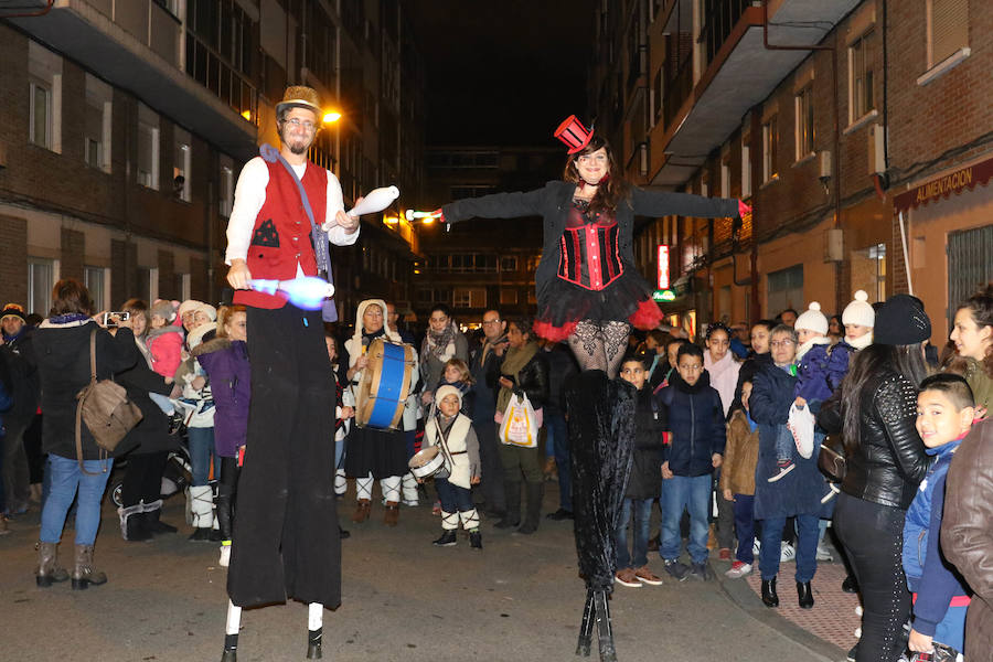 La cabalgata sin camellos ha recorrido, este jueves y un año más, las calles del barrio de Pajarillos.