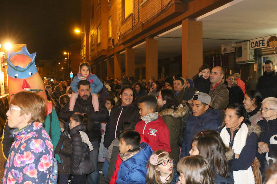 La cabalgata sin camellos ha recorrido, este jueves y un año más, las calles del barrio de Pajarillos.