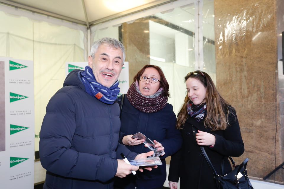 Cientos de personas acudieron a El Corte Inglés de Salamanca para ver al cantante Sergio Dalma que participó en una firma de ejemplares de su disco 'Vía Dalma III'.