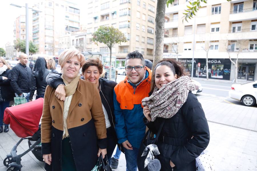 Cientos de personas acudieron a El Corte Inglés de Salamanca para ver al cantante Sergio Dalma que participó en una firma de ejemplares de su disco 'Vía Dalma III'.