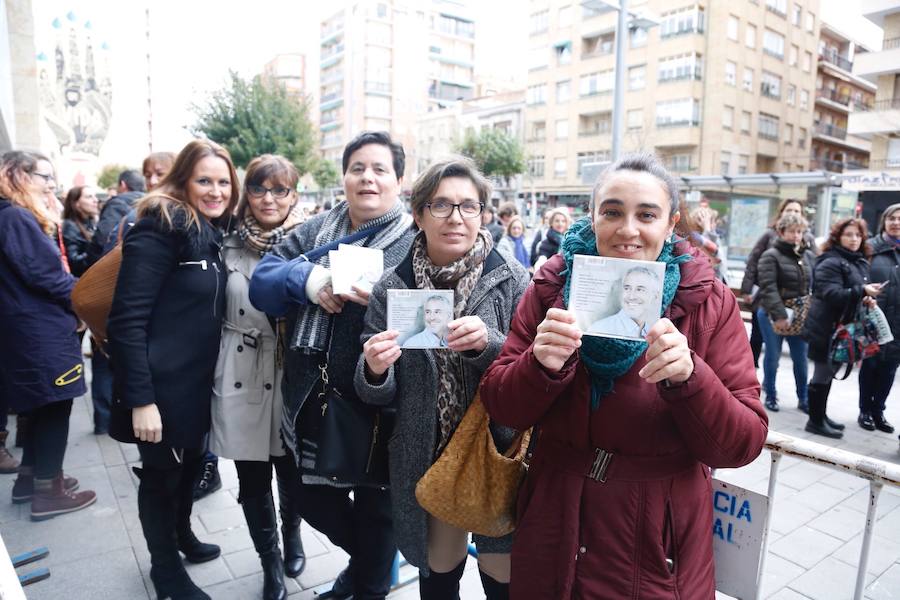 Cientos de personas acudieron a El Corte Inglés de Salamanca para ver al cantante Sergio Dalma que participó en una firma de ejemplares de su disco 'Vía Dalma III'.