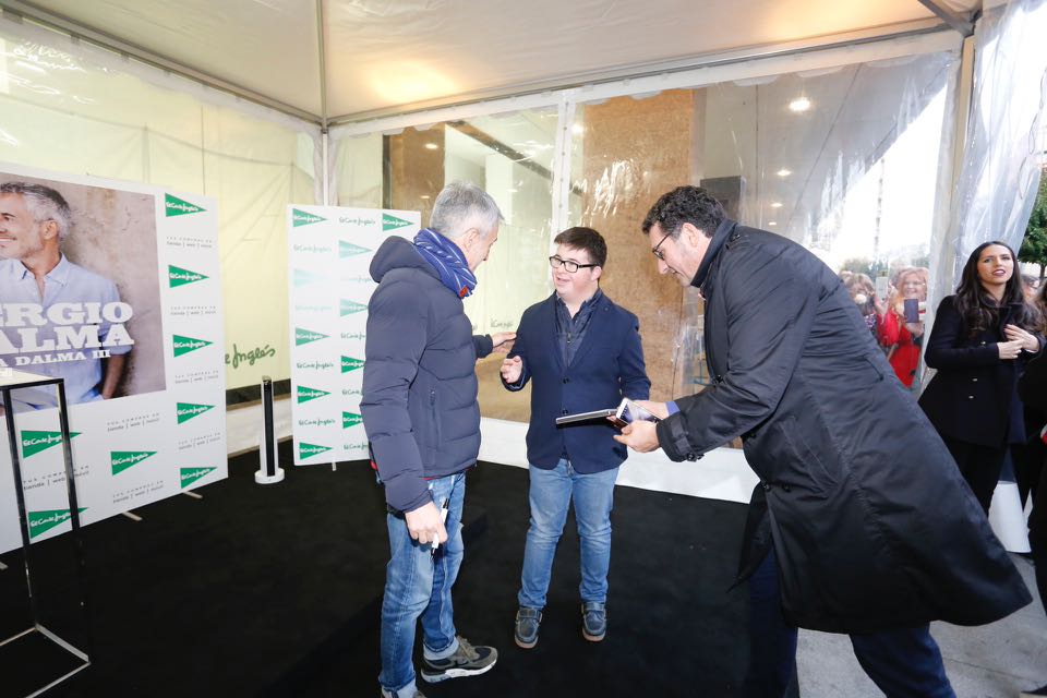 Cientos de personas acudieron a El Corte Inglés de Salamanca para ver al cantante Sergio Dalma que participó en una firma de ejemplares de su disco 'Vía Dalma III'.