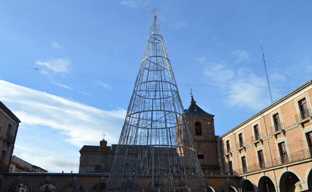 Árbol de Navidad en la plaza del Ayuntamiento de Ávila. 