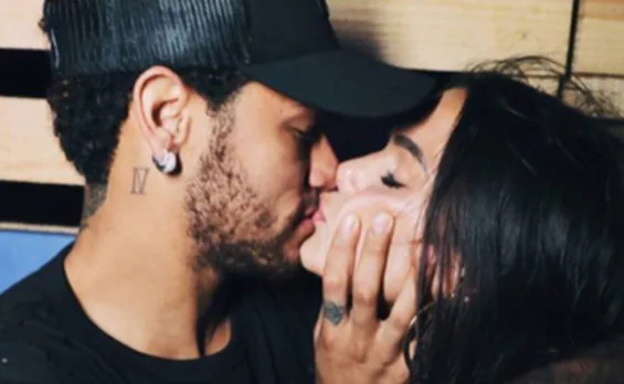 Neymar besa a su ex Bruna Marquezine. 