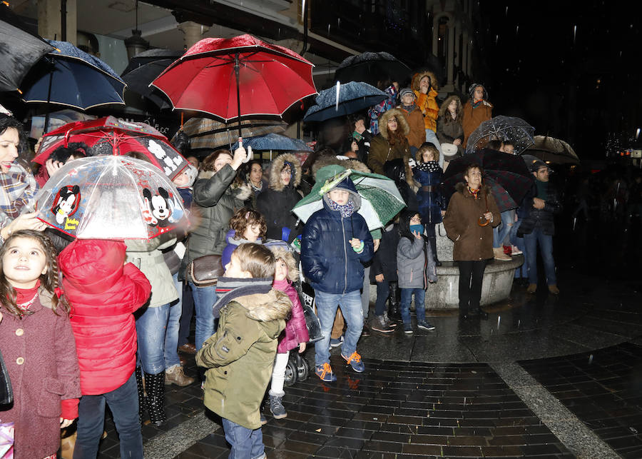 Palencia disfruta de la Cabalgata a pesar de la lluvia