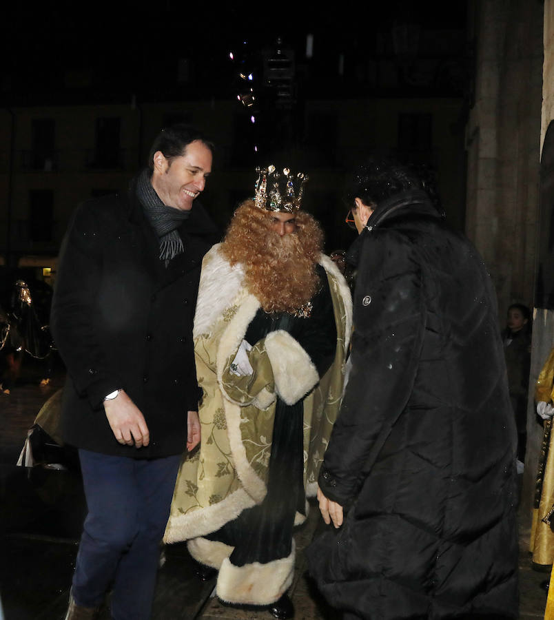 Palencia disfruta de la Cabalgata a pesar de la lluvia
