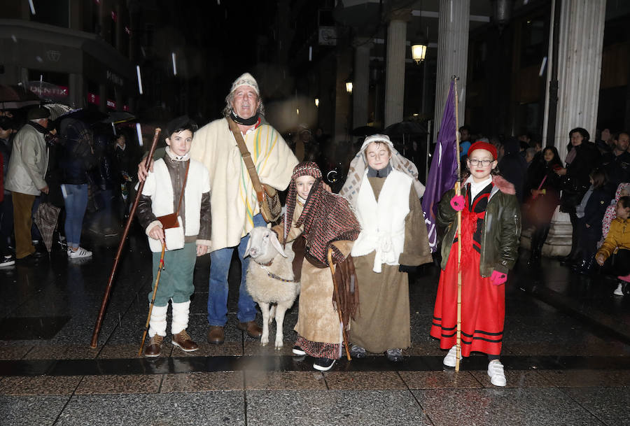 Palencia disfruta de la Cabalgata a pesar de la lluvia