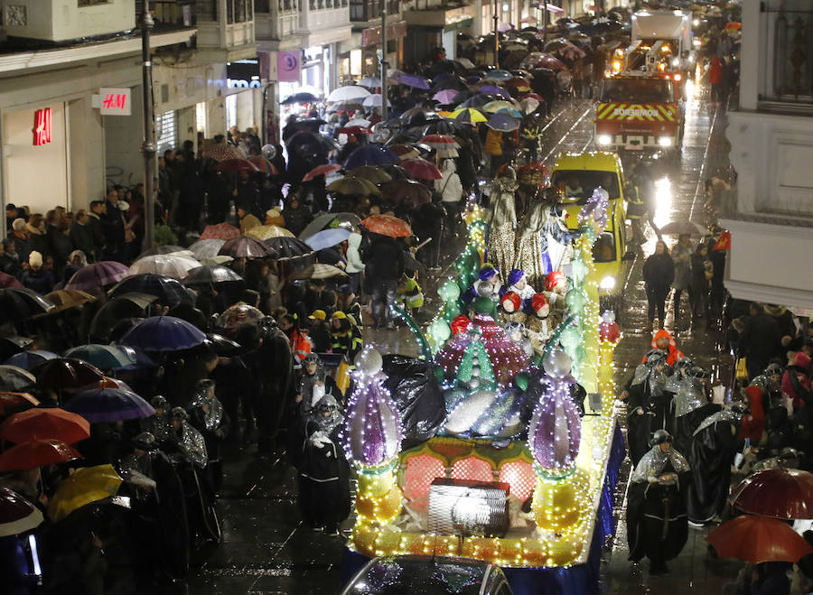 Palencia disfruta de la Cabalgata a pesar de la lluvia