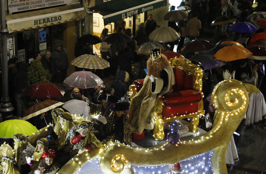 Palencia disfruta de la Cabalgata a pesar de la lluvia