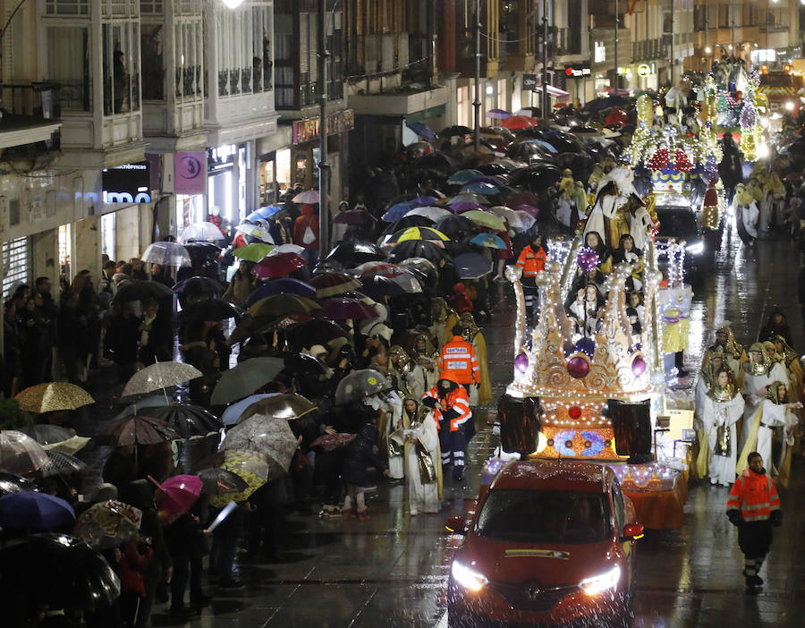 Palencia disfruta de la Cabalgata a pesar de la lluvia