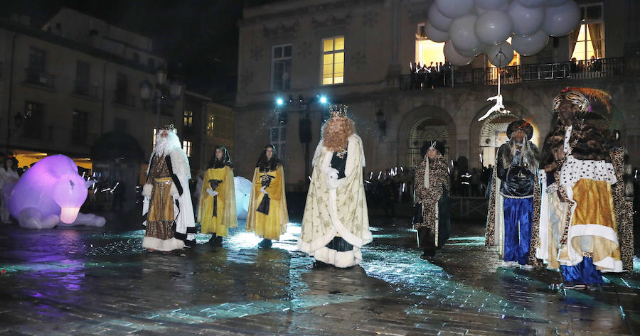 Palencia disfruta de la Cabalgata a pesar de la lluvia