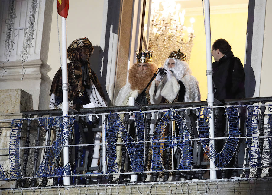 Palencia disfruta de la Cabalgata a pesar de la lluvia