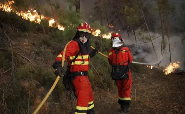 Dos miembros de la UME de León, en la extinción de un incendio en Portugal