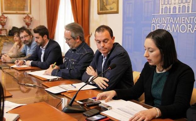 El alcalde de Zamora, Francisco Guarido, en el centro, junto a los concejales Laura Rivera, Miguel Ángel Viñas, Antidio Fagúndez, Francisco Requejo y Cruz Lucas. EL NORTE