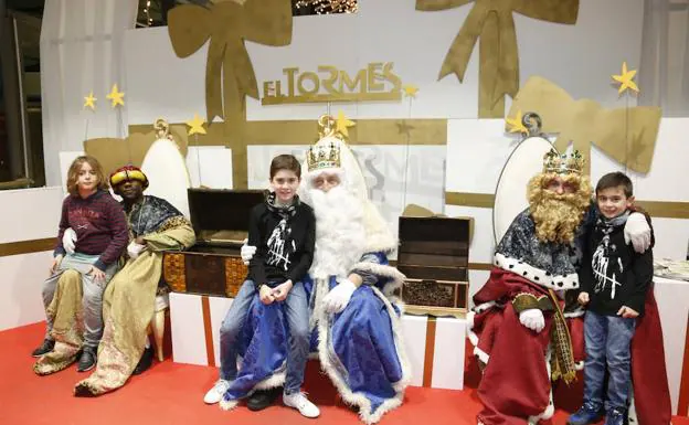 Varios niños, con los Reyes Magos en el centro comercial El Tormes.
