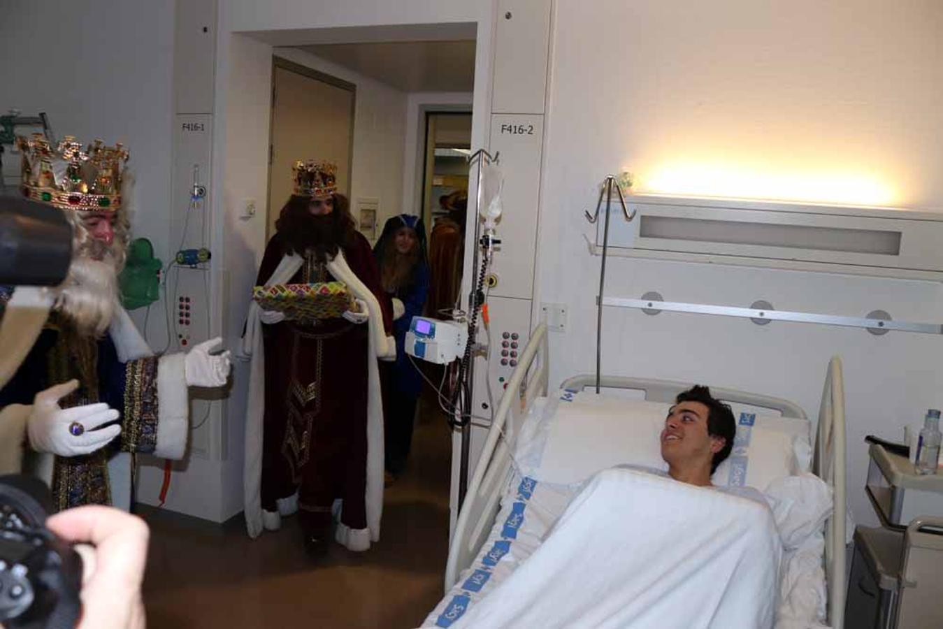 Los Reyes Magos visitan a los niños del Hospital Universitario