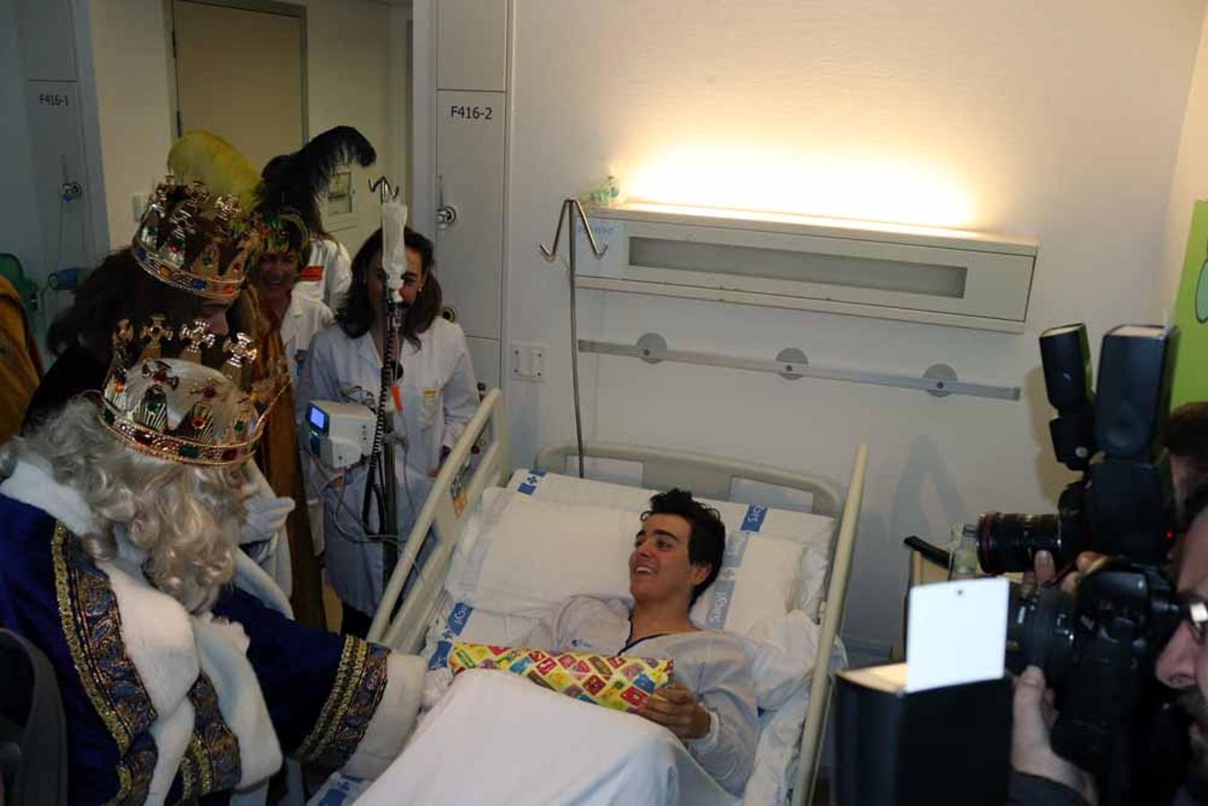 Los Reyes Magos visitan a los niños del Hospital Universitario