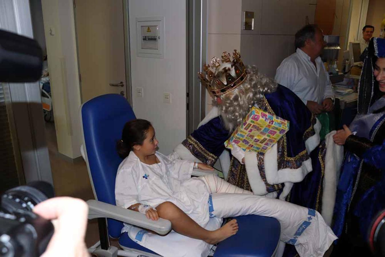 Los Reyes Magos visitan a los niños del Hospital Universitario