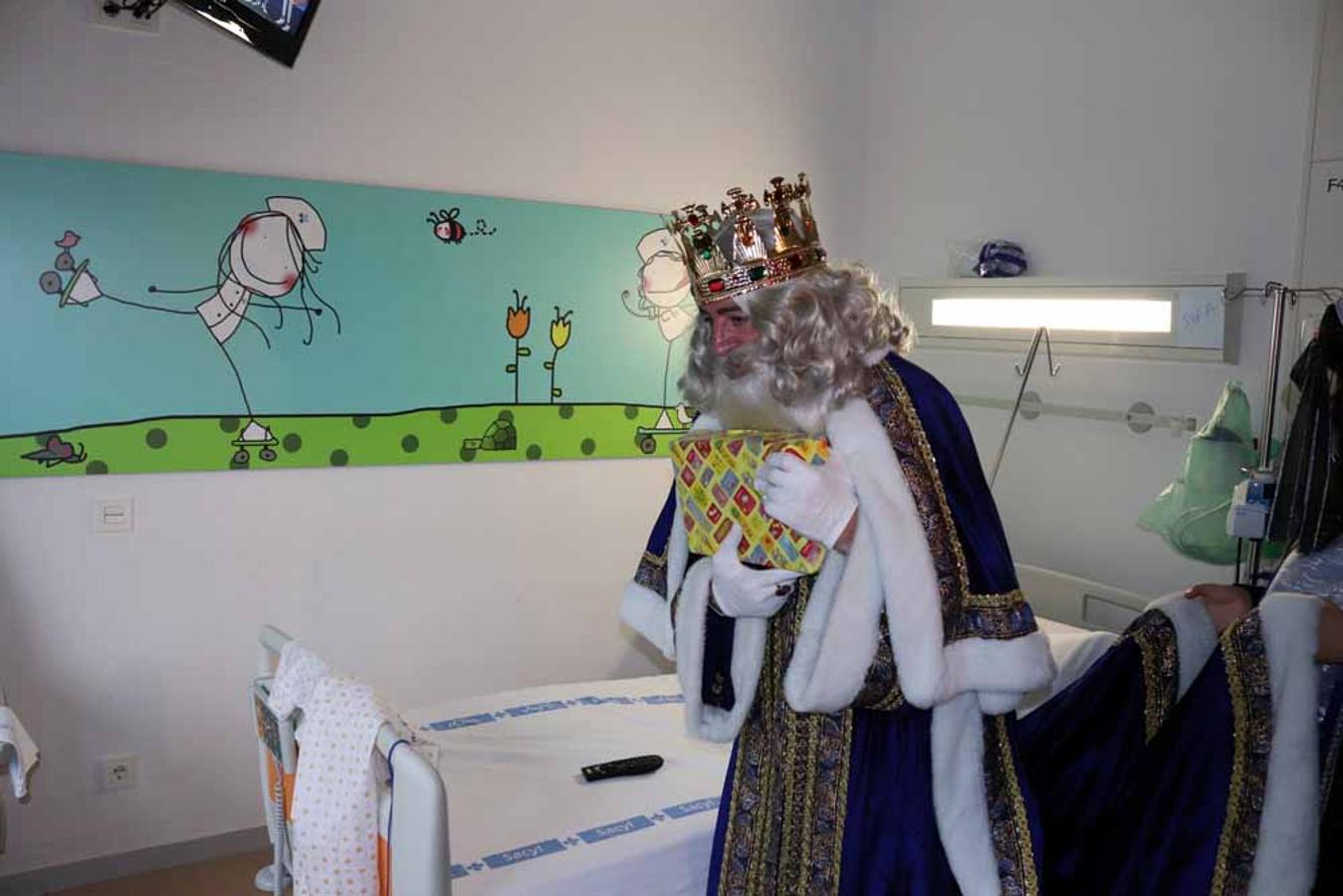 Los Reyes Magos visitan a los niños del Hospital Universitario